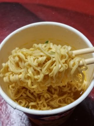 NISSIN 닛신 컵누들  4종 - 씨푸드오리지날, 씨푸드 스파이시, 씨푸드 커리, 씨푸드 XO소스 — 2점을 준 리뷰어가 2022년 12월 올린 사용 사진