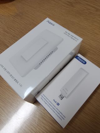 아카라 조명 스위치를 누워서 끄는 방법 (스마트 조명 스위치 2구 + 무선 리모트 스위치 1구 T1, 스마트 허브 E1) — 5점을 준 리뷰어가 2021년 12월 올린 사용 사진