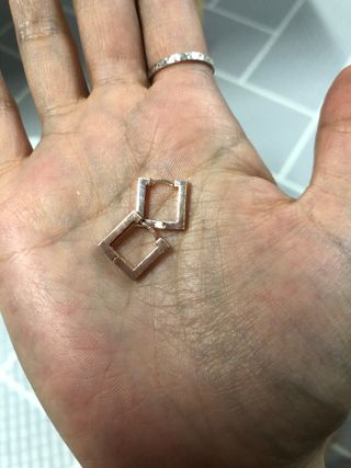 [골드앤디어] 14K 사각 네모 원터치 귀걸이_3color — 5점을 준 리뷰어가 2021년 6월 올린 사용 사진