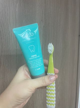 치과에서 쓰는 치약 _ 라벨제로 저불소 꼬마, 키즈, 유아, 베이비, 주니어 안전한 어린이치약 — 5점을 준 리뷰어가 2023년 5월 올린 사용 사진