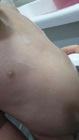 mom e 맘이 내추럴 베이비 케어 샴푸앤바스+로션 — 5점을 준 리뷰어가 2021년 1월 올린 사용 사진