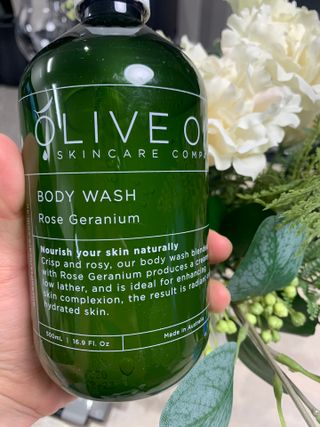 올리브 오일 스킨케어 컴퍼니 [OOSC] 향기로운 보습 로즈 제라늄 바디워시 500ml — 5점을 준 리뷰어가 2021년 4월 올린 사용 사진