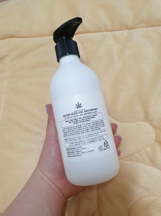 버텍스넘버원 버텍스 넘버원 햄프씨드오일 샴푸 — 5점을 준 리뷰어가 2022년 4월 올린 사용 사진