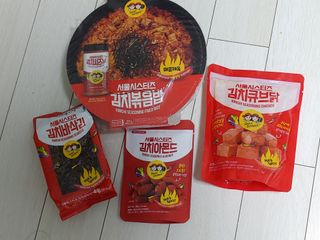 [서울시스터즈] CU 김치 4총사 세트-김치볶음밥, 김치큐브닭, 김치바삭김, 김치아몬드 — 5점을 준 리뷰어가 2021년 10월 올린 사용 사진