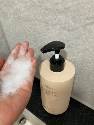 프리마인 더이상 뻣뻣하고 효과없는 탈모샴푸는 NO. 근본부터 케어하는 셀베이스 그린티샴푸(500ml) — 5점을 준 리뷰어가 2023년 2월 올린 사용 사진