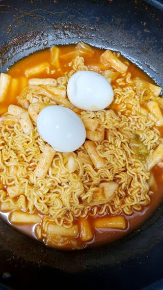 더밥  고추마녀 라볶이 +  나이스미 무설탕 현미후레이크 — 4점을 준 리뷰어가 2021년 10월 올린 사용 사진