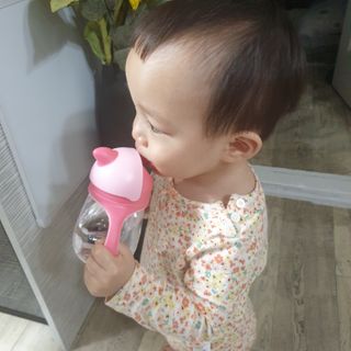 유비맘 트라이탄 코니빨대컵_컬러 랜덤 발송 — 4점을 준 리뷰어가 2021년 3월 올린 사용 사진