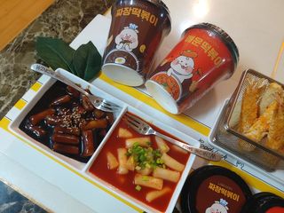 유비쿡 컵떡볶이 매운컵떡볶이2개/ 짜장컵떡볶이 2개  총 4개세트 — 5점을 준 리뷰어가 2021년 3월 올린 사용 사진