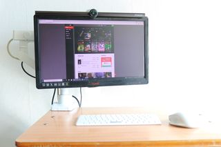 TOMO GRAPHY 나 있을땐 환한 조명 나 없을땐 확실한 살균 ★ DESK LIGHT & STERILIZER [ON] ★ — 5점을 준 리뷰어가 2021년 11월 올린 사용 사진