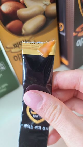 짜먹는 이지견과 짜먹는 이지아몬드, 짜먹는 이지허니피넛, 짜먹는 이지캐슈넛 각 10g X  10포 — 4점을 준 리뷰어가 2021년 2월 올린 사용 사진
