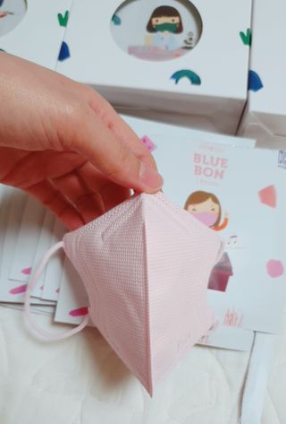[블루 본 아이노우] 유아용 컬러마스크 40 PCS SET 2중 택 1 — 5점을 준 리뷰어가 2021년 4월 올린 사용 사진