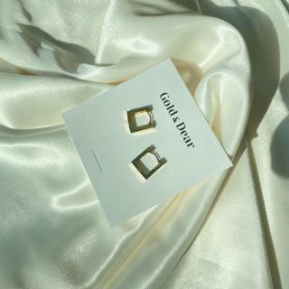 [골드앤디어] 14K 사각 네모 원터치 귀걸이_3color — 5점을 준 리뷰어가 2021년 5월 올린 사용 사진