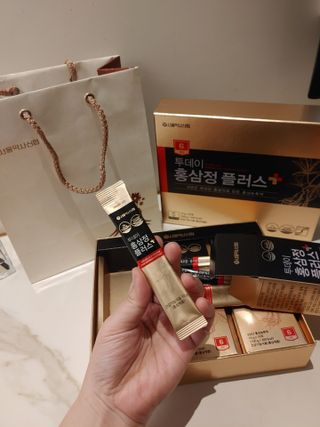 서울약사신협_투데이홍삼정플러스스틱_10g x 30포 — 5점을 준 리뷰어가 2021년 6월 올린 사용 사진