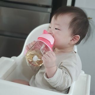 유비맘 트라이탄 코니빨대컵_컬러 랜덤 발송 — 5점을 준 리뷰어가 2021년 4월 올린 사용 사진
