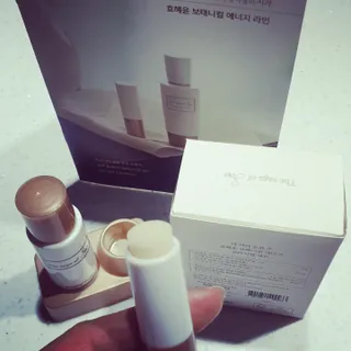 더사가오브수 [사가수] 효혜윤 보태니컬 에너지 에센스인로션 20ml /아이포올 스틱 3g — 5점을 준 리뷰어가 2023년 2월 올린 사용 사진