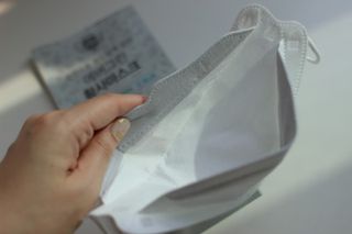 에버그린 순면 끈조절 KF80 마스크 - 화이트/블랙 컬러 대형 - 10매 — 4.5점을 준 리뷰어가 2021년 7월 올린 사용 사진
