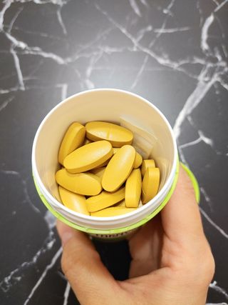 Swisse 스위스 고함량 밀크씨슬 35,000mg 60정 — 5점을 준 리뷰어가 2021년 11월 올린 사용 사진