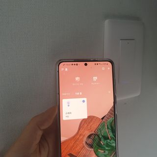아카라 조명 스위치를 누워서 끄는 방법 (스마트 조명 스위치 2구 + 무선 리모트 스위치 1구 T1, 스마트 허브 E1) — 5점을 준 리뷰어가 2021년 12월 올린 사용 사진