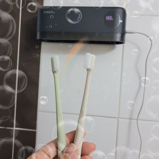 디하우트 랩 디하우트랩 UV 무선 칫솔살균기하루 8회 자동 살균 — 5점을 준 리뷰어가 2021년 11월 올린 사용 사진