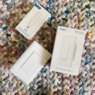 아카라 조명 스위치를 누워서 끄는 방법 (스마트 조명 스위치 2구 + 무선 리모트 스위치 1구 T1, 스마트 허브 E1) — 2.5점을 준 리뷰어가 2021년 12월 올린 사용 사진
