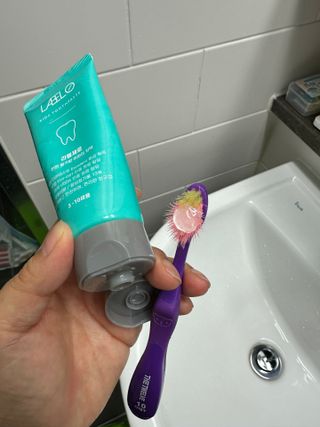 치과에서 쓰는 치약 _ 라벨제로 저불소 꼬마, 키즈, 유아, 베이비, 주니어 안전한 어린이치약 — 5점을 준 리뷰어가 2022년 11월 올린 사용 사진