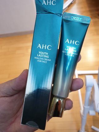 [NEW 탄력유턴 아이크림] AHC 유스 래스팅 리얼 아이크림 포 페이스 — 5점을 준 리뷰어가 2021년 3월 올린 사용 사진