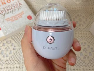 디하우트 랩 디하우트랩 클렌징 피부관리기 진동클렌저 실리콘+2종 인조모 브러시 — 5점을 준 리뷰어가 2021년 12월 올린 사용 사진