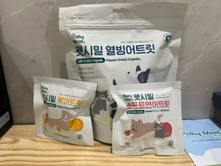 [펫시밀] 원물그대로 영양듬뿍 진공동결건조 치킨텐더100g, 열빙어트릿100g 강아지 고양이 간식 — 5점을 준 리뷰어가 2023년 5월 올린 사용 사진