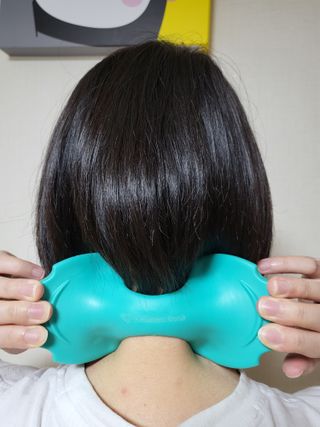 힐니스북 [힐마이넥]   거북목 통증완화를 위한 휴대용 목 안마기 — 5점을 준 리뷰어가 2022년 12월 올린 사용 사진