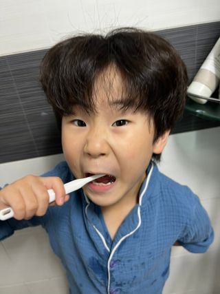 치과에서 쓰는 치약 _ 라벨제로 저불소 꼬마, 키즈, 유아, 베이비, 주니어 안전한 어린이치약 — 4.5점을 준 리뷰어가 2022년 11월 올린 사용 사진