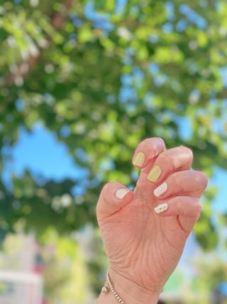 [네일가게] 햇빛에 닿으면 색이 변하는 신기한 햇살 반전 네일스티커_B — 5점을 준 리뷰어가 2021년 8월 올린 사용 사진