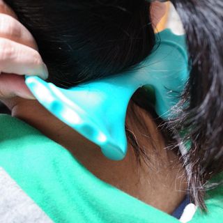 힐니스북 [힐마이넥]   거북목 통증완화를 위한 휴대용 목 안마기 — 5점을 준 리뷰어가 2022년 12월 올린 사용 사진