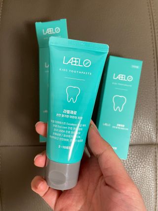 치과에서 쓰는 치약 _ 라벨제로 저불소 꼬마, 키즈, 유아, 베이비, 주니어 안전한 어린이치약 — 5점을 준 리뷰어가 2022년 12월 올린 사용 사진