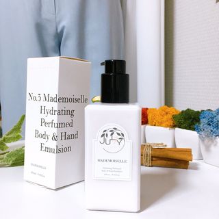 줄라이 모닝 _ JULY MORNING 줄라이모닝 하이드레이팅 퍼퓸드 바디앤핸드 에멀젼 — 4.5점을 준 리뷰어가 2021년 9월 올린 사용 사진