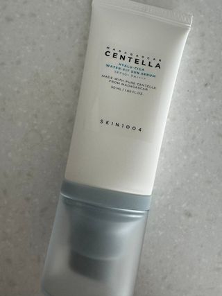 [스킨1004] 마다가스카르 센텔라 히알루-시카 워터핏 선세럼 50ml — 5점을 준 리뷰어가 2024년 5월 올린 사용 사진