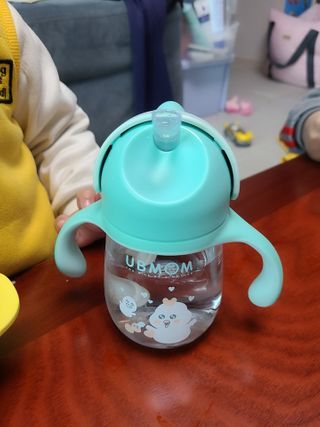 유비맘 트라이탄 코니빨대컵_컬러 랜덤 발송 — 4점을 준 리뷰어가 2020년 12월 올린 사용 사진