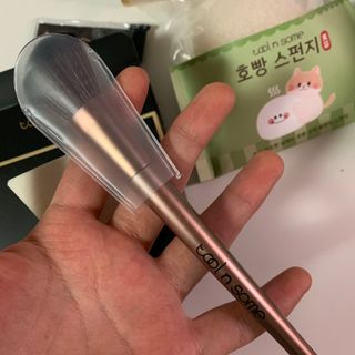 툴앤썸 로즈골드 에디션 치크or쉐딩 브러시+밀키 내추럴 스펀지+호빵 곤약 스펀지 — 4.5점을 준 리뷰어가 2021년 2월 올린 사용 사진