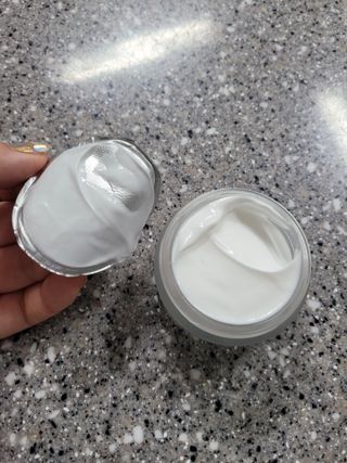 산수시 아쿠아 베네핏 24h 수부지 물광 속건조 수분크림 50ml — 5점을 준 리뷰어가 2021년 6월 올린 사용 사진