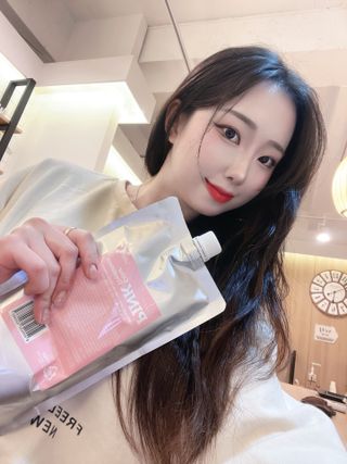 [유니프] 헤어 샤이니 핑크 컬러 트리트먼트 500g — 5점을 준 리뷰어가 2023년 11월 올린 사용 사진