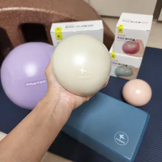 [트라택] 홈 필라테스 SET [미니짐볼+웨이트볼(0.5kg&1kg+요가블럭] — 5점을 준 리뷰어가 2022년 7월 올린 사용 사진