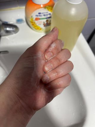 아미퓨어 두피 관리는 천연계면활성제와 함께 라이크 어 노푸 샴푸 — 5점을 준 리뷰어가 2021년 6월 올린 사용 사진