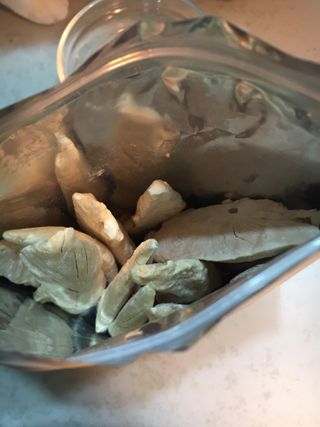 [펫시밀] 원물그대로 영양듬뿍 진공동결건조 치킨텐더100g, 열빙어트릿100g 강아지 고양이 간식 — 5점을 준 리뷰어가 2023년 5월 올린 사용 사진