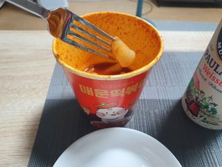 유비쿡 컵떡볶이 매운컵떡볶이2개/ 짜장컵떡볶이 2개  총 4개세트 — 3점을 준 리뷰어가 2021년 6월 올린 사용 사진