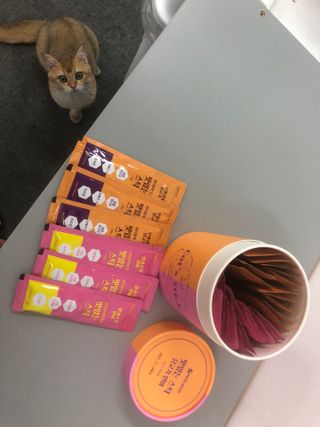 페페로니 맛있는 스틱 - 무항생제 닭고기 15개 + 알래스카 연어 15개 — 5점을 준 리뷰어가 2021년 8월 올린 사용 사진