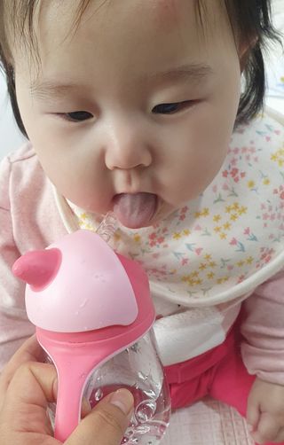 유비맘 트라이탄 코니빨대컵_컬러 랜덤 발송 — 5점을 준 리뷰어가 2021년 3월 올린 사용 사진