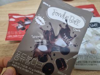 스낵스 퐁듀볼 3종_밀크3봉+다크1봉+화이트1봉 (5봉) — 5점을 준 리뷰어가 2024년 2월 올린 사용 사진