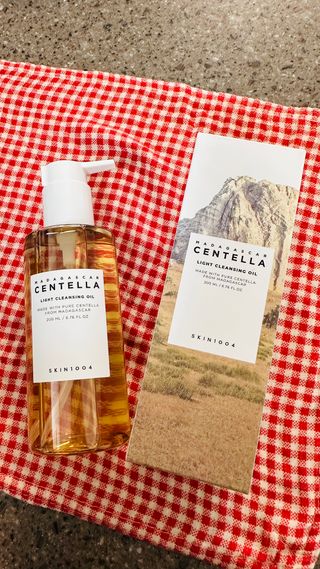 스킨1004 [SKIN1004] 마다가스카르 센텔라 라이트 클렌징 오일 200ml — 5점을 준 리뷰어가 2024년 8월 올린 사용 사진