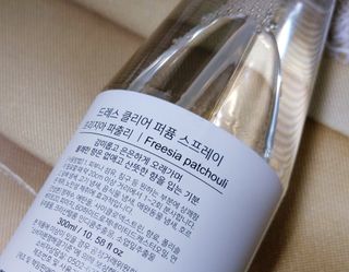 [엠메이데이] 드레스클리어 퍼퓸 스프레이 300ml 프리지아 가든향+프리지아 파출리향 — 4점을 준 리뷰어가 2021년 12월 올린 사용 사진