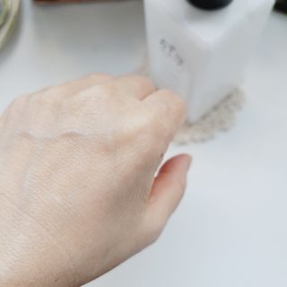 줄라이 모닝 _ JULY MORNING 줄라이모닝 하이드레이팅 퍼퓸드 바디앤핸드 에멀젼 — 5점을 준 리뷰어가 2021년 10월 올린 사용 사진