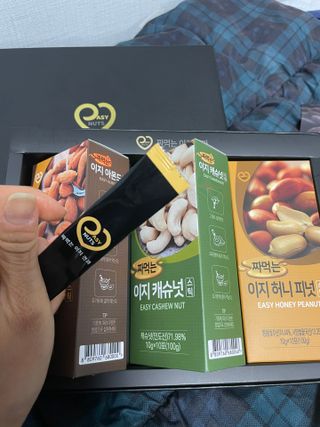 짜먹는 이지견과 짜먹는 이지아몬드, 짜먹는 이지허니피넛, 짜먹는 이지캐슈넛 각 10g X  10포 — 5점을 준 리뷰어가 2021년 4월 올린 사용 사진